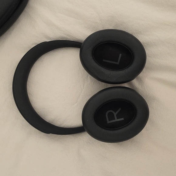 Bose 700 Black Over-Ear Noise Cancelling Headphones with Case - Picture 3 of 8